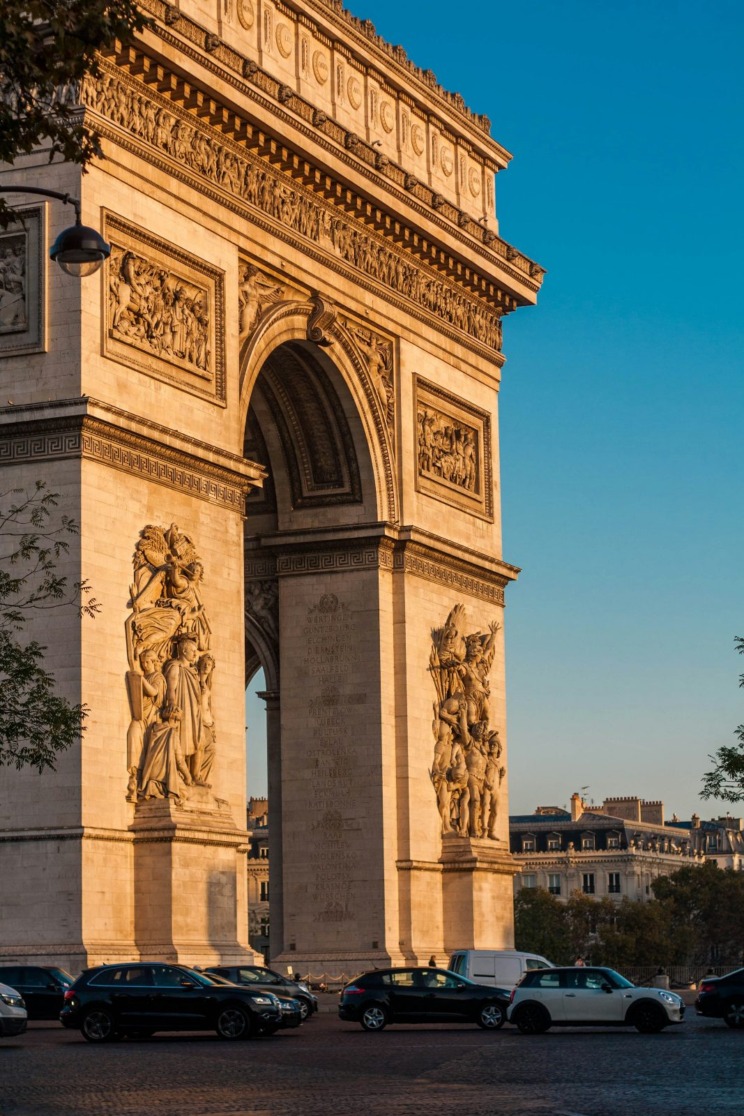 Arc de Triomphe & Champs-Élysées